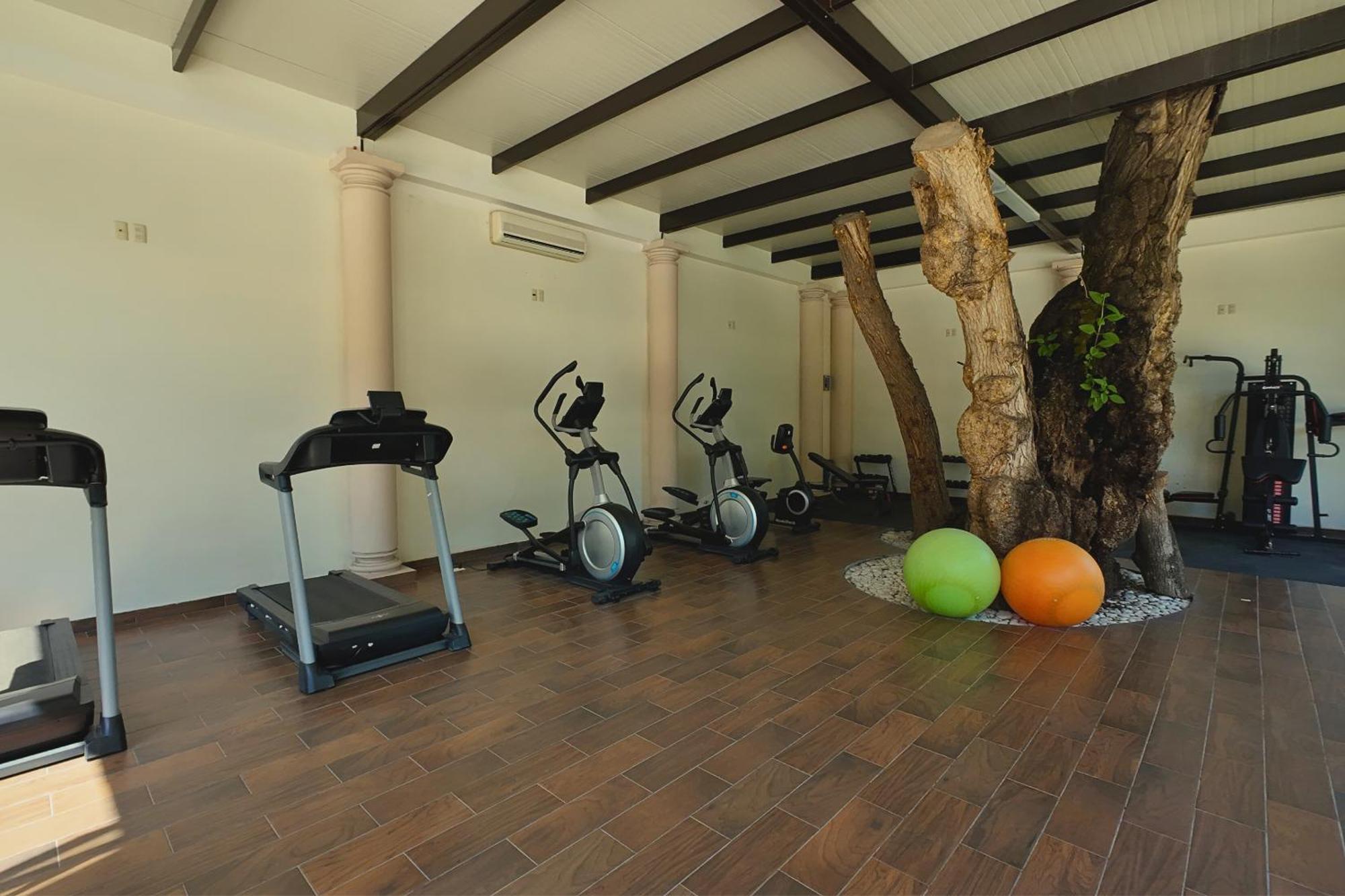 Hotel Real Del Bosque Golf And Spa ตูลา เดอ อัลเลนเด ภายนอก รูปภาพ